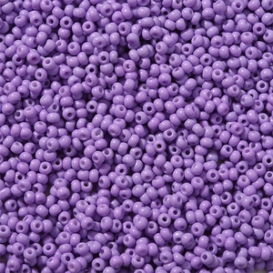 Detailopname van lila paarse 3mm glaskraaltjes voor DIY sieraden en handwerkprojecten