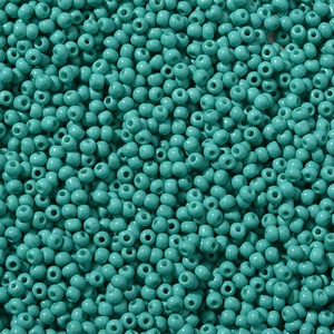Macro-opname van 3mm groenblauwe glaskralen voor DIY-sieraden en handwerkprojecten