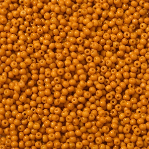 Macro-opname van 3mm fel oranje kralen voor doe-het-zelf sieraden en knutselprojecten