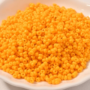 3 mm oranje rocailles voor DIY sieraden gepresenteerd in een witte keramische schaal
