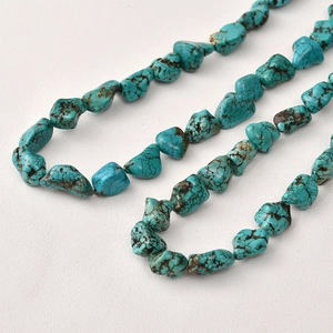 Collana di turchese irregolare 12mm con venature minerali naturali su sfondo grigio