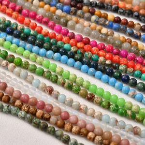 Primer plano de cuentas de piedra natural de 4-8mm en varios colores para joyería DIY