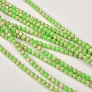 Detalle de cuentas redondas jaspeadas en verde y blanco de 4-5 mm para joyería DIY
