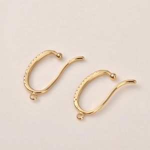 Detail van 14K vergulde U-vormige ear cuffs met zirkoon accenten en DIY-ophanglusjes
