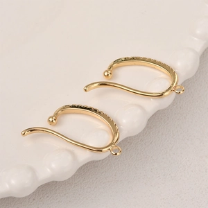 Detail van 14K vergulde oormanchet met zirkonia voor DIY sieraden maken
