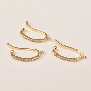 Detailweergave van 14K vergulde oormanchetten met zirkonia voor DIY-sieraden maken