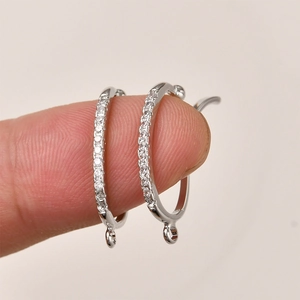 Verzilverde oormanchet met zirkonia rijen en kleine ophanglus voor DIY sieraden maken