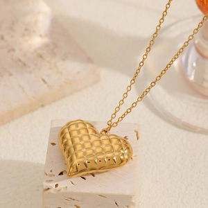Collier élégant doré avec pendentif trèfle en cœur et texture matelassée chic