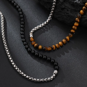 Detailansicht der Herren-Perlenkette mit Tigerauge-Stein und Magnetverschluss aus Metall