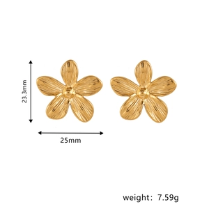 Detailed view of gold flower stud earrings with dimensions and weight parameters