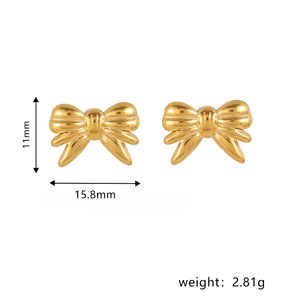 Detail of golden bow earrings with size 11x15.8mm and weight 2.81g on white background