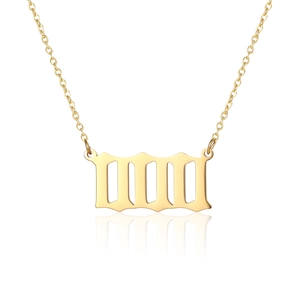 Macro della collana con ciondolo numero angelo 1111 in oro con carattere gotico su fondo bianco