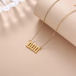 Dettaglio del ciondolo numero 1111 gotico su una catena di collana in acciaio inox dorato