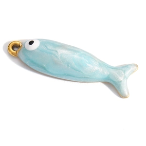 Dettaglio macro di un ciondolo a pesce azzurro con smalto brillante e anello d'oro