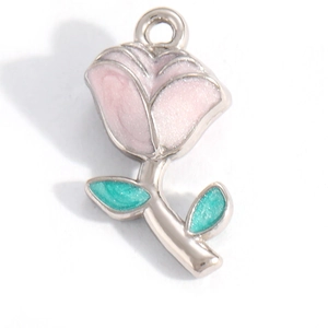Detailaufnahme Rosenanhänger mit rosa Blütenblättern und grünen Blättern für DIY-Schmuck