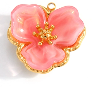 Makroaufnahme eines rosa Blumenanhängers mit goldener Basis und Detailmitte