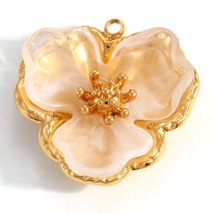 Detailansicht eines Blumenanhängers mit goldgehämmerten Kanten und rosa Emaille