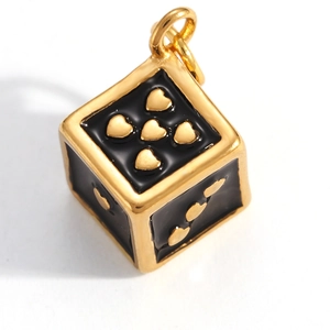 Makroaufnahme eines goldenen Würfelanhängers mit Herzmotiven und schwarzem Emaille