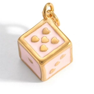 Nahaufnahme von rosa Herz-Würfel-Anhänger mit Goldfinish und doppelten Aufhängeringe