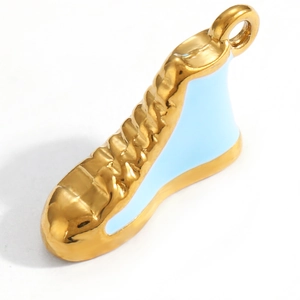 Detail der hellblauen Emaille-Sneaker-Anhänger in vergoldetem Edelstahl
