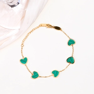Bracelet doré en acier inoxydable avec cinq breloques cœurs style malachite verte