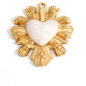 Detail eines goldenen Herzanhängers mit Muscheltextur und Perlmutteinlage