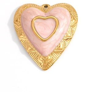 Nahaufnahme eines Herzanhängers aus rosa Marmor-Emaille mit goldenem Relief-Rand