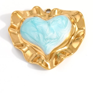Goldener Herzanhänger mit hellblauem Perlmutt-Inlay und gewelltem Metallrahmen-Detail