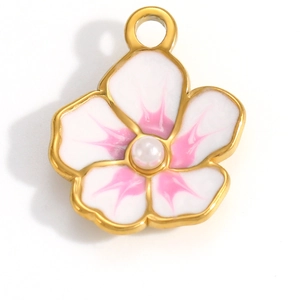 Nahaufnahme des vergoldeten Blumenanhängers mit Emaille-Blütenblättern und Perle