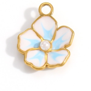 Nahaufnahme des goldenen Blumenanhängers mit blauer Emaille und kleiner Perle