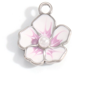 Detailansicht eines silbernen Blumenanhängers mit lila Emaille und einer Perle