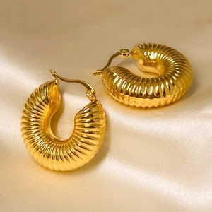 Créoles Épaisses En Cuivre Plaqué Or 18K Style Croissant Nervuré Géométrique Pour Femmes Bijoux De Mode Rétro