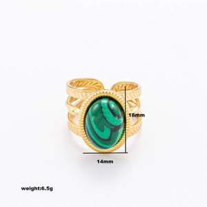 Détail d'une bague dorée 18K avec pierre vert paon et dimensions de l'anneau ondulé