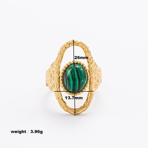 Détail d'une bague en acier doré 18K avec malachite et mesures de taille incluses