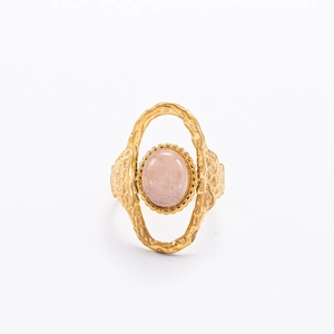 Détail d'une bague plaquée or 18K avec texture martelée et pierre rose ovale incrustée