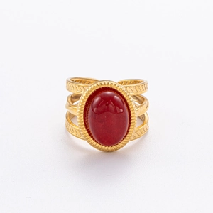 Détail d'une bague vintage plaquée or 18 carats avec gemme rouge ovale et anneau texturé