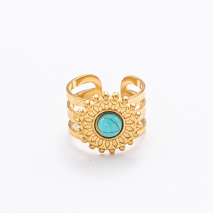 Détail macro de bague plaquée or 18K avec turquoise centrale et gravure de tournesol