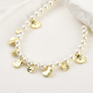 Collar de perlas vintage francés con dijes de discos dorados martillados en fondo limpio