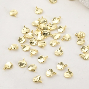 Vista detallada de colgantes de hoja irregular bañados en oro 14k para joyería DIY