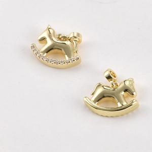 Détails de breloques cheval à bascule plaquées or 14k avec oxydes de zirconium pour bijoux