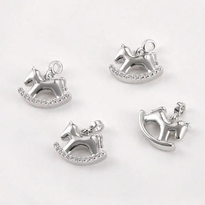 Vue détaillée de quatre pendentifs cheval à bascule argentés avec pierres de zircon