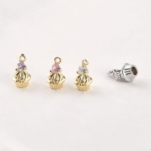Pendentifs cupcake avec pierres en cœur, finitions plaquées or 14 carats et argent