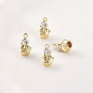 Vue détaillée du pendentif cupcake plaqué or 14 carats avec zircon en forme de cœur