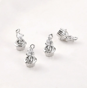 Détails de quatre breloques cupcake argentées avec zircons et nœuds pour bijoux DIY
