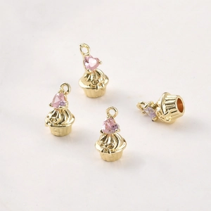 Détails macro de breloques cupcakes dorés 14k avec zircon cœur rose pour bijoux DIY