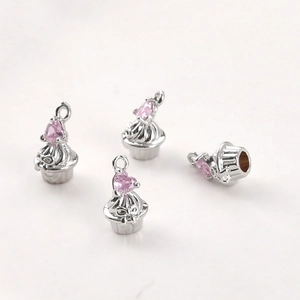 Détail macro du pendentif cupcake avec pierre rose en forme de cœur et plaqué or 14k
