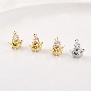 Gros plan de pendentifs gâteau plaqués or 14k avec zircons étoiles pour bijoux DIY