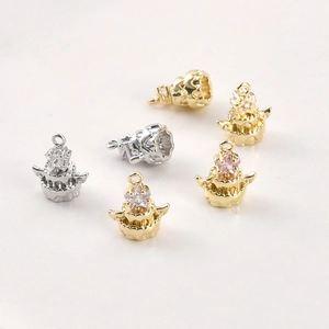 Détail macro de pendentifs gâteau plaqués or 14k avec cristaux étoiles et ailes pour bijoux DIY