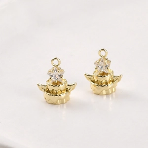 Détail de pendentifs gâteau dorés avec zircon en étoile pour la création de bijoux DIY