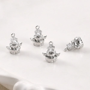 Détail de quatre pendentifs en forme de gâteau avec étoiles en zircon pour création de bijoux
